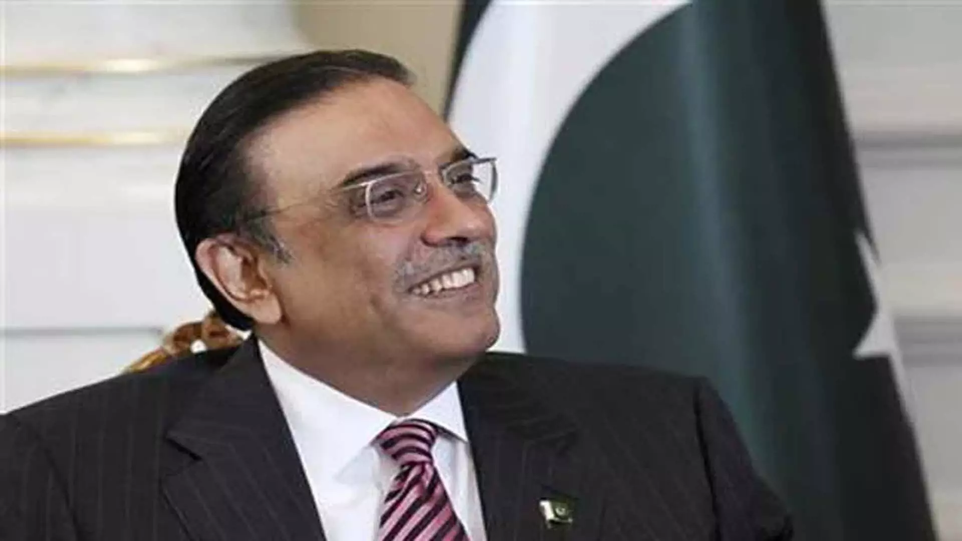 आर्थिक संकट के बीच पाक राष्ट्रपति आसिफ अली जरदारी वेतन छोड़ेंगे