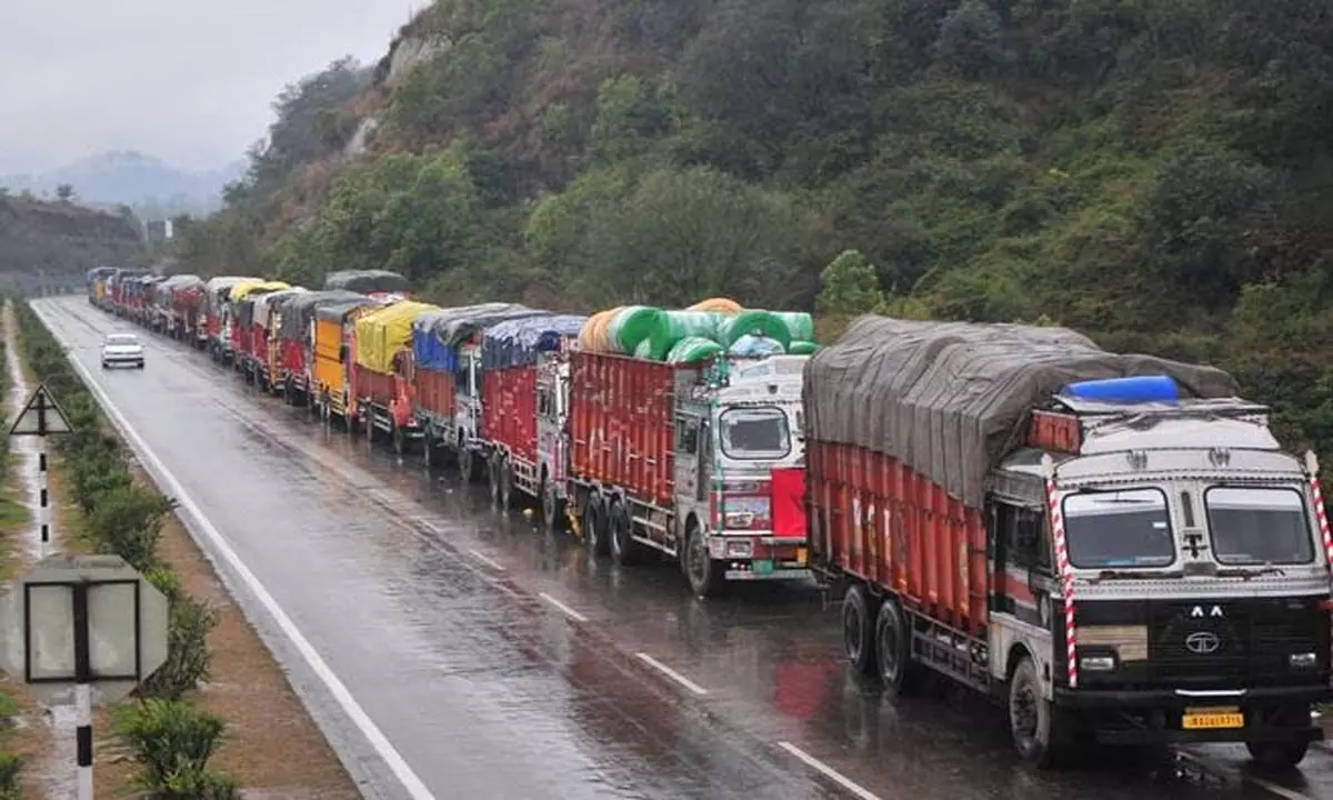 जम्मू-श्रीनगर राष्ट्रीय राजमार्ग पर एकतरफा यातायात बहाल