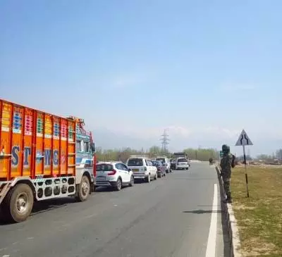 हल्के वाहनों के लिए जम्मू-श्रीनगर राजमार्ग पर दोतरफा यातायात बहाल