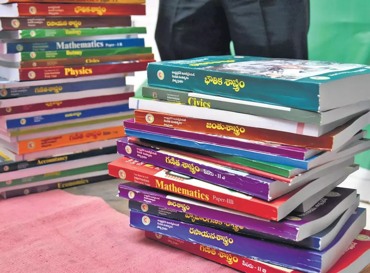 केरल के स्कूली छात्रों को इस साल की शुरुआत में पाठ्यपुस्तकें मिलेंगी