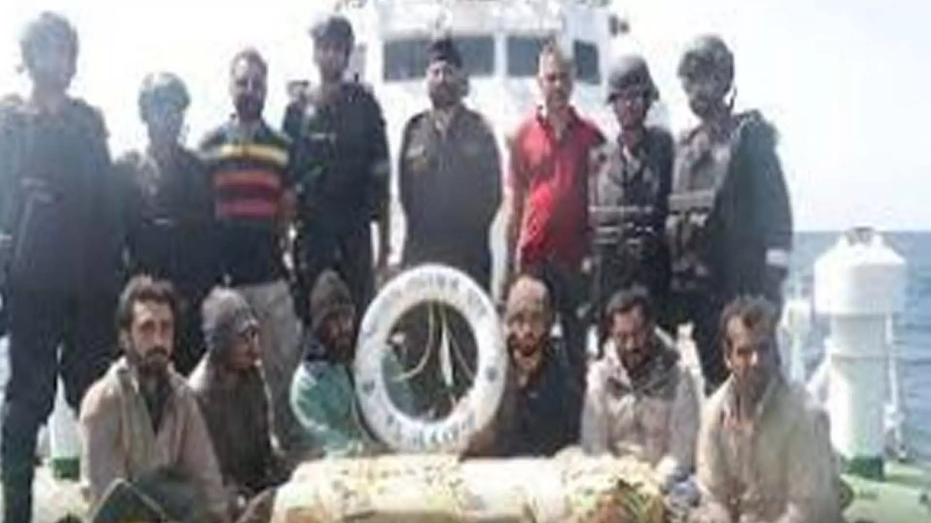 गुजरात तट के पास 480 करोड़ रुपये के नशीले पदार्थों के साथ पाकिस्तानी नाव जब्त
