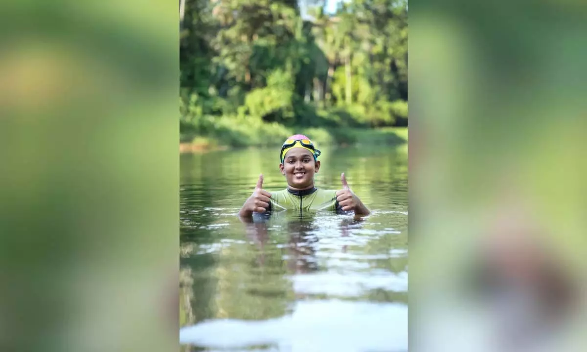 युवा प्रतिभाशाली व्यक्ति हाथ-पैर बांधकर वेम्बनाड झील में 7 किलोमीटर तक तैरता
