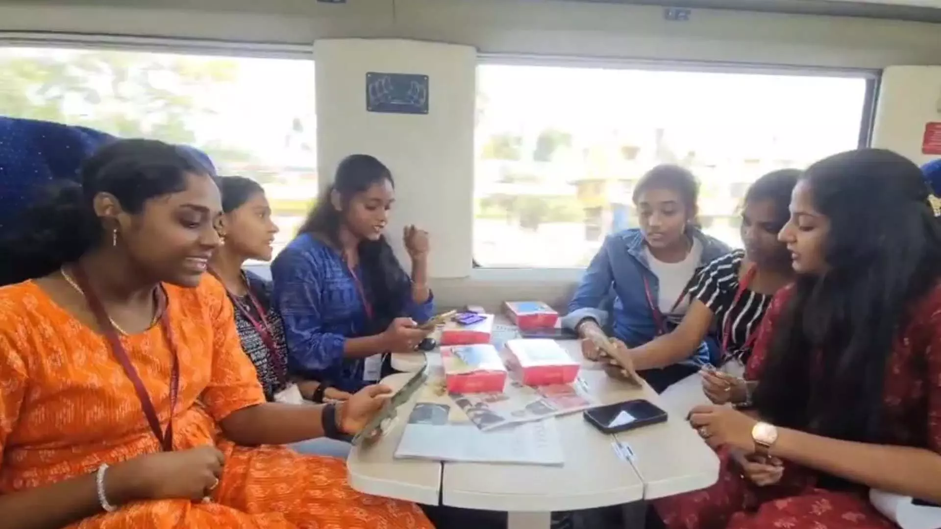 दक्षिणी रेलवे ने वंदे भारत पर गाती महिलाओं का वीडियो शेयर किया