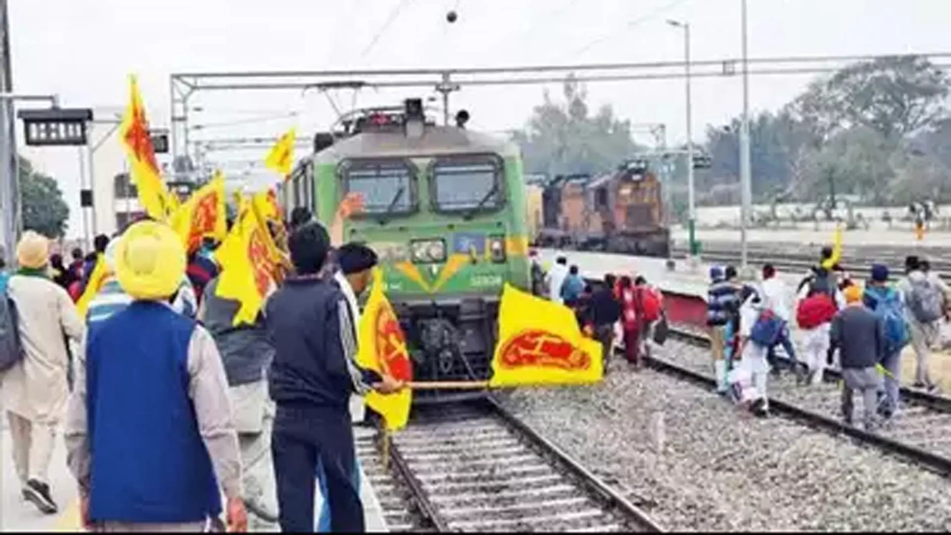 किसान अब दिल्ली पहुंचने के लिए बसों, ट्रेनों का सहारा ले रहे