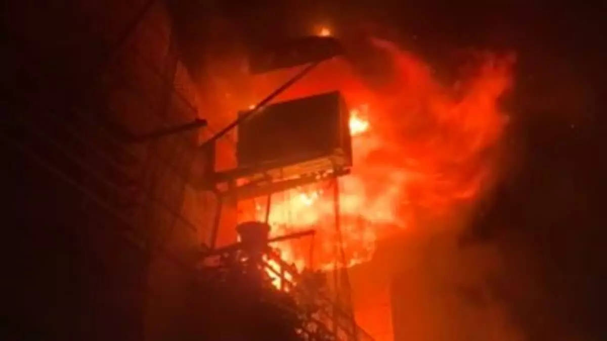 दिल्ली में गीता कॉलोनी के बहुमंजिला इमारत में लगी भीषण आग, 4 मौत