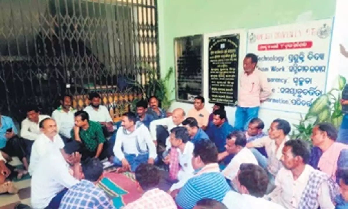 ओडिशा में किसानों ने सीडीएओ कार्यालय पर ताला जड़ दिया