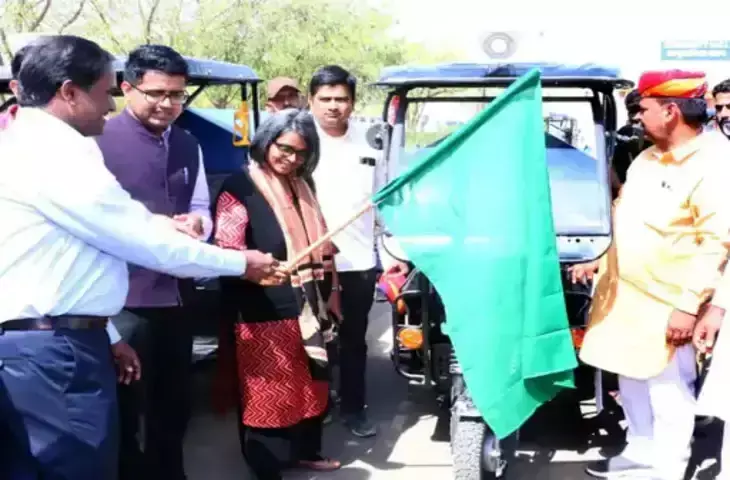 प्रशासन ने जिले के बीस गांवों में कूड़ा उठाने के लिए वाहन मुहैया कराया