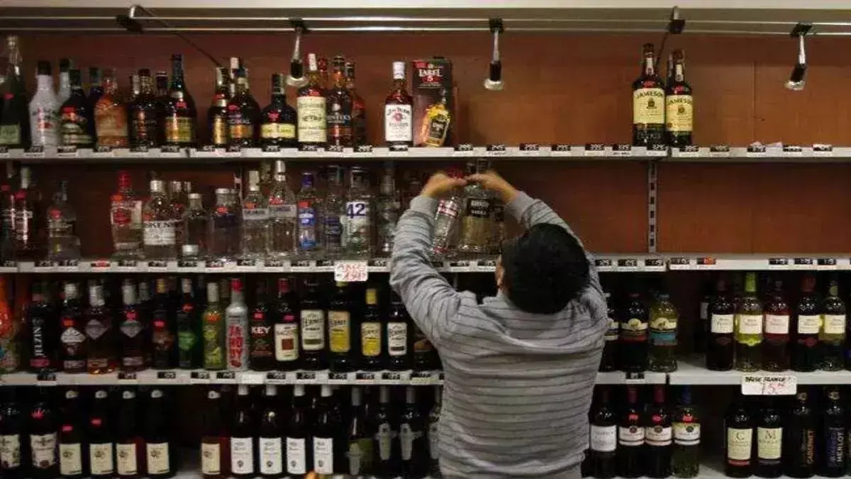 शराब की दुकानाें की लाइसेंस अवधि को सरकार ने तीन महीने के लिए बढ़ा दिया