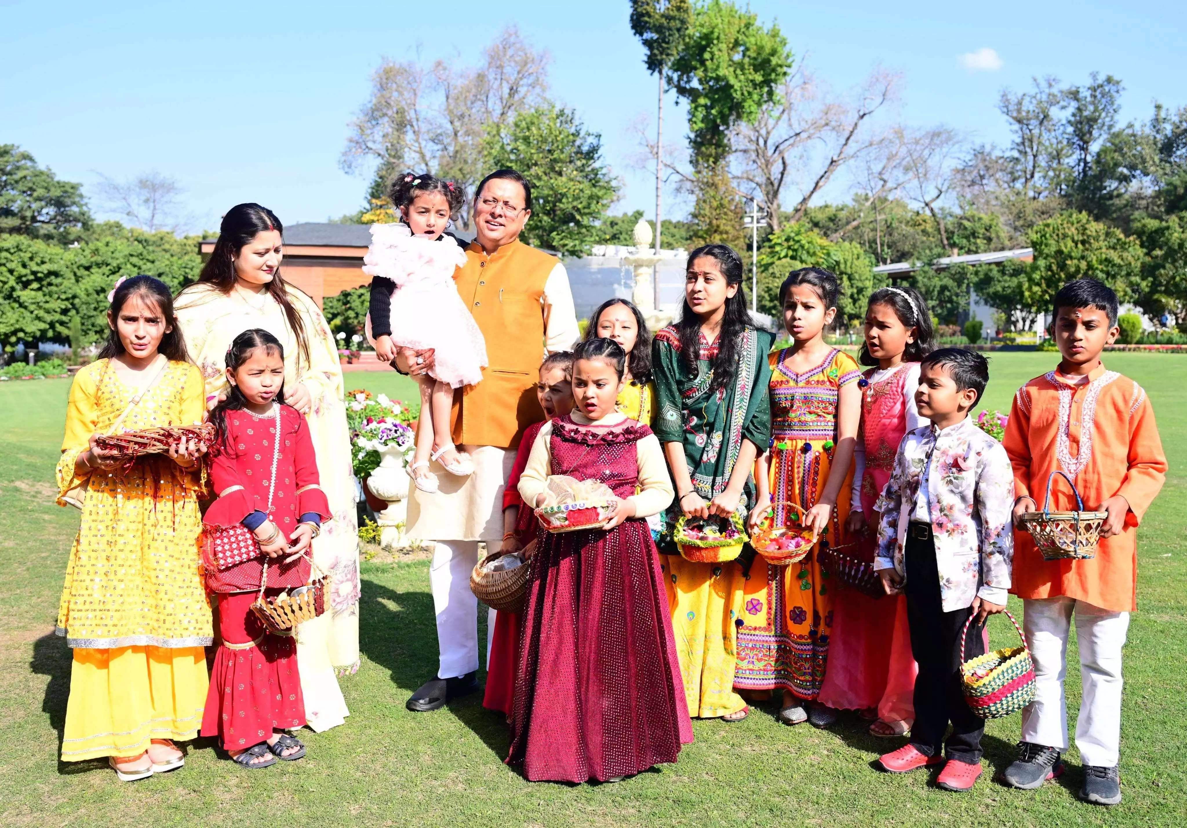 Uttarakhand: सीएम धामी ने सपरिवार मनाया उत्तराखंड का लोकपर्व फूलदेई, दी शुभकामनाएं