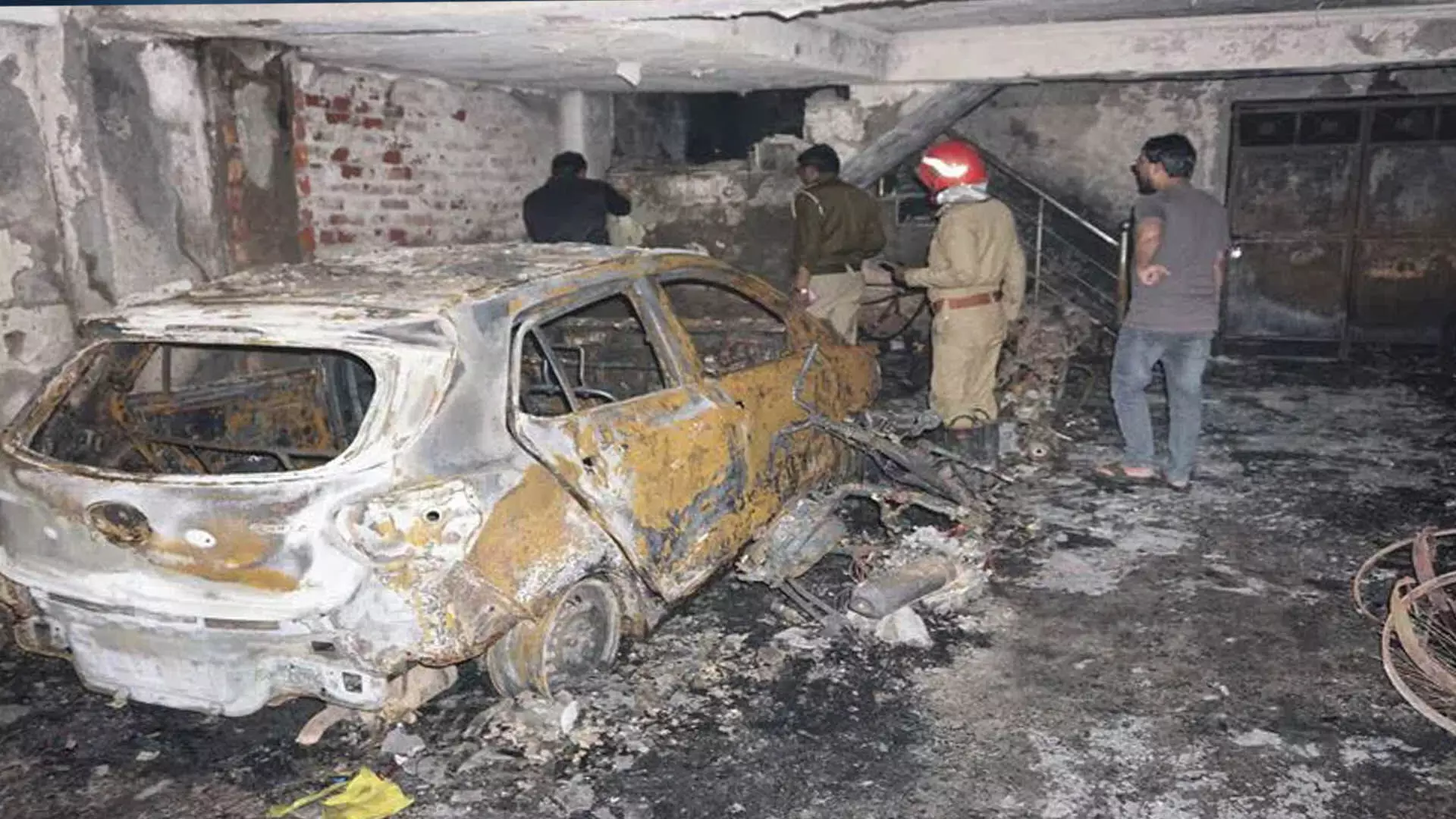 दिल्ली में इमारत में आग लगने से चार लोगों में से दो बच्चों की मौत हो गई