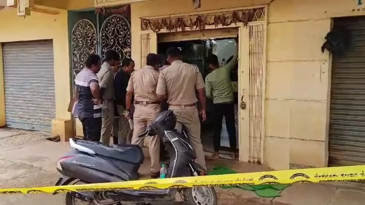 Bengaluru: ज्वेलरी शॉप लूटने की कोशिश, फायरिंग में दो लोग जख्मी, हमलावर फरार