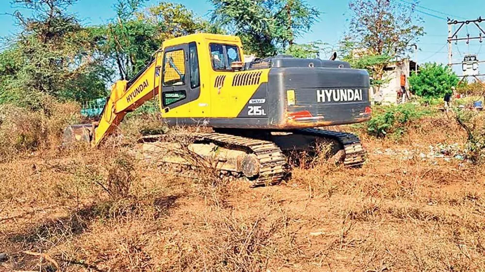 प्रतापपुरा में अवैध मिट्टी खनन, जीआईडीसी के निजी भूखंड में डाली गई चोरी की मिट्टी