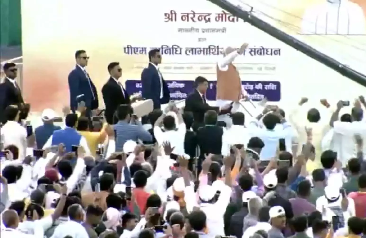 प्रधानमंत्री नरेंद्र मोदी जवाहरलाल नेहरू स्टेडियम पहुंचे, देखें LIVE