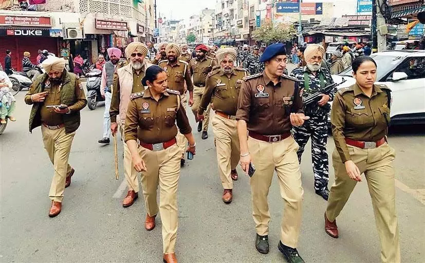 लोकसभा चुनाव: पुलिस ने शहर के संवेदनशील इलाकों में फ्लैग मार्च किया