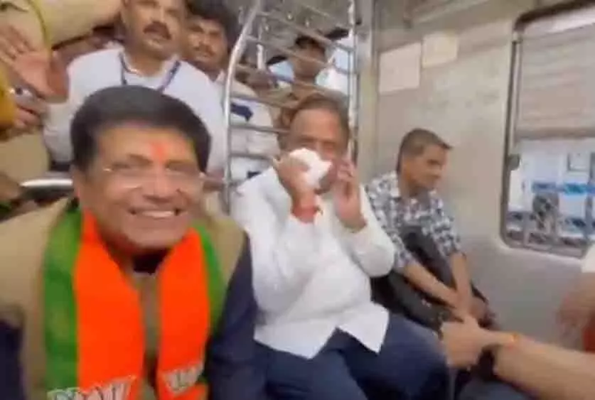 केंद्रीय मंत्री पीयूष गोयल ने मुंबई लोकल ट्रेन में की यात्रा