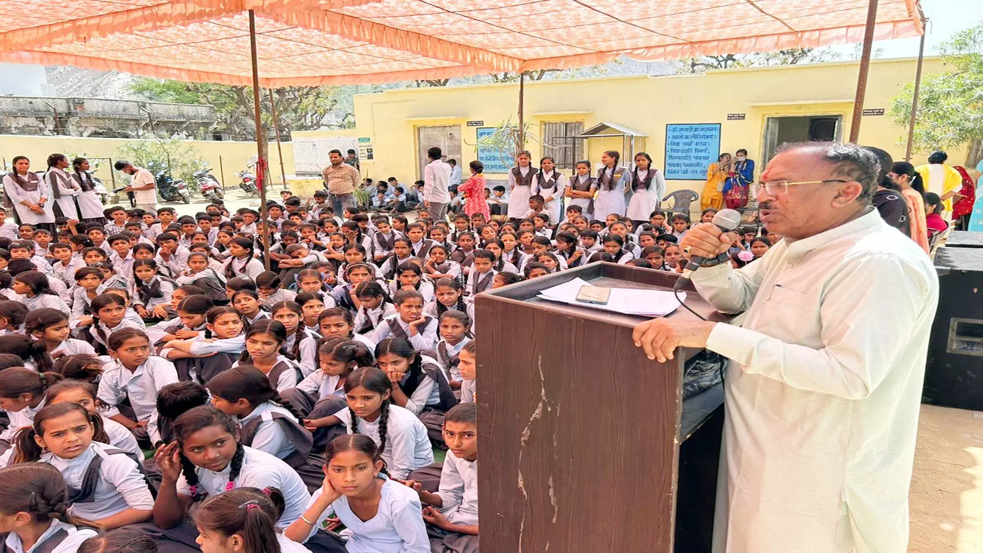 देवनानी रा.उ.मा.वि. अजयसर में विकास कार्यों का शुभारंभ शिक्षक विद्यार्थियों के परिवार से मिलें