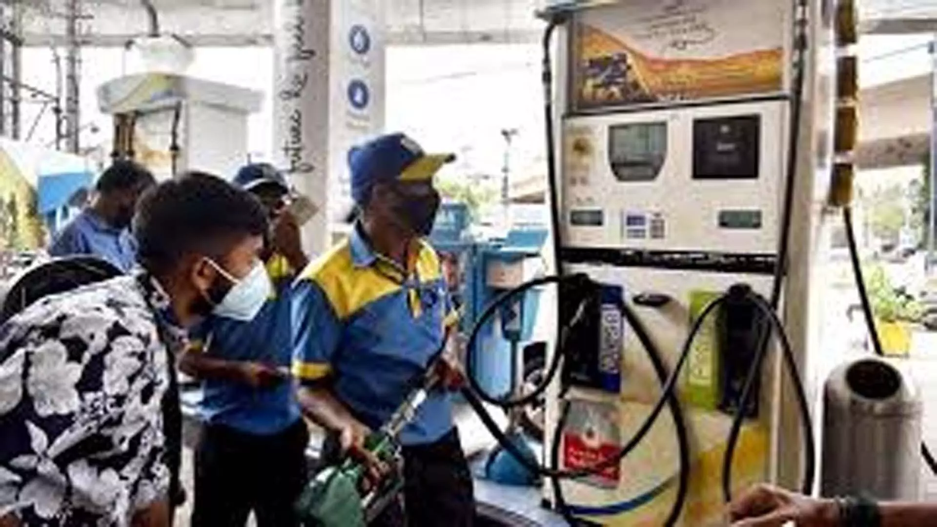 पेट्रोल, डीजल की कीमतों में 2-2 रुपये की कटौती