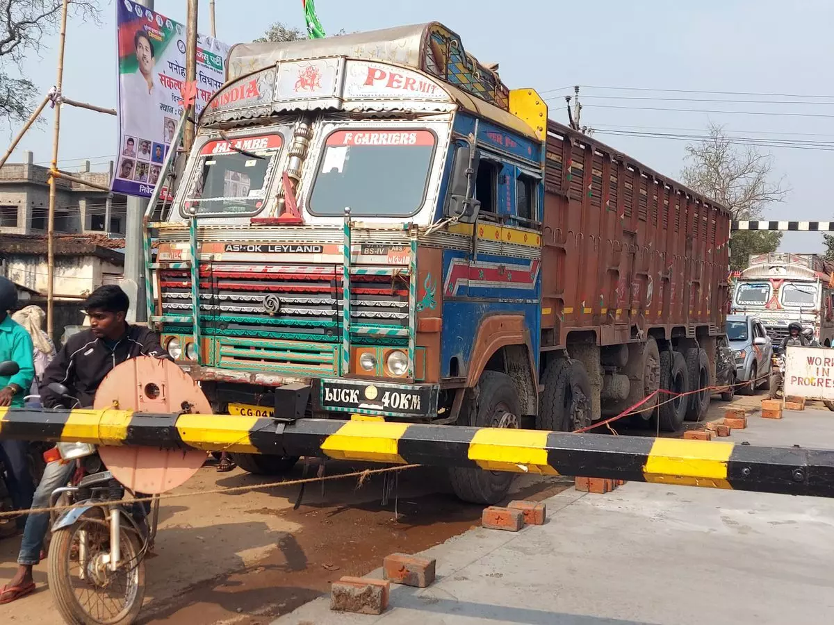 मनोहरपुर रेलवे क्रॉसिंग पर कभी भी हो सकता हैं बड़ा हादसा