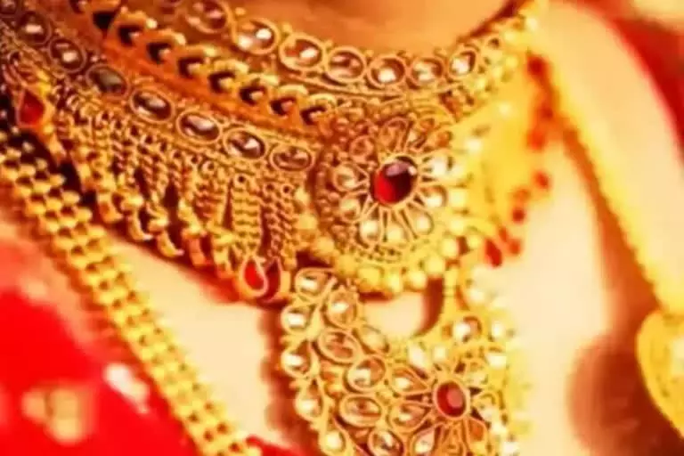 भारत में आज 24-22 कैरेट सोने की कीमत में 180 रुपये की बढ़ोतरी हुई