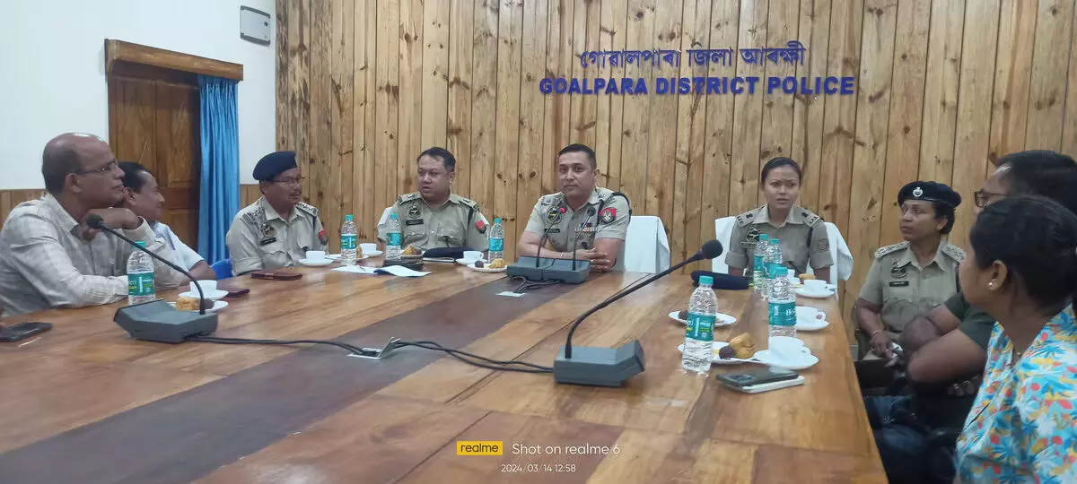 गोलपाड़ा के पुलिस अधीक्षक नबनीत महंत ने मीडियाकर्मियों से बातचीत की