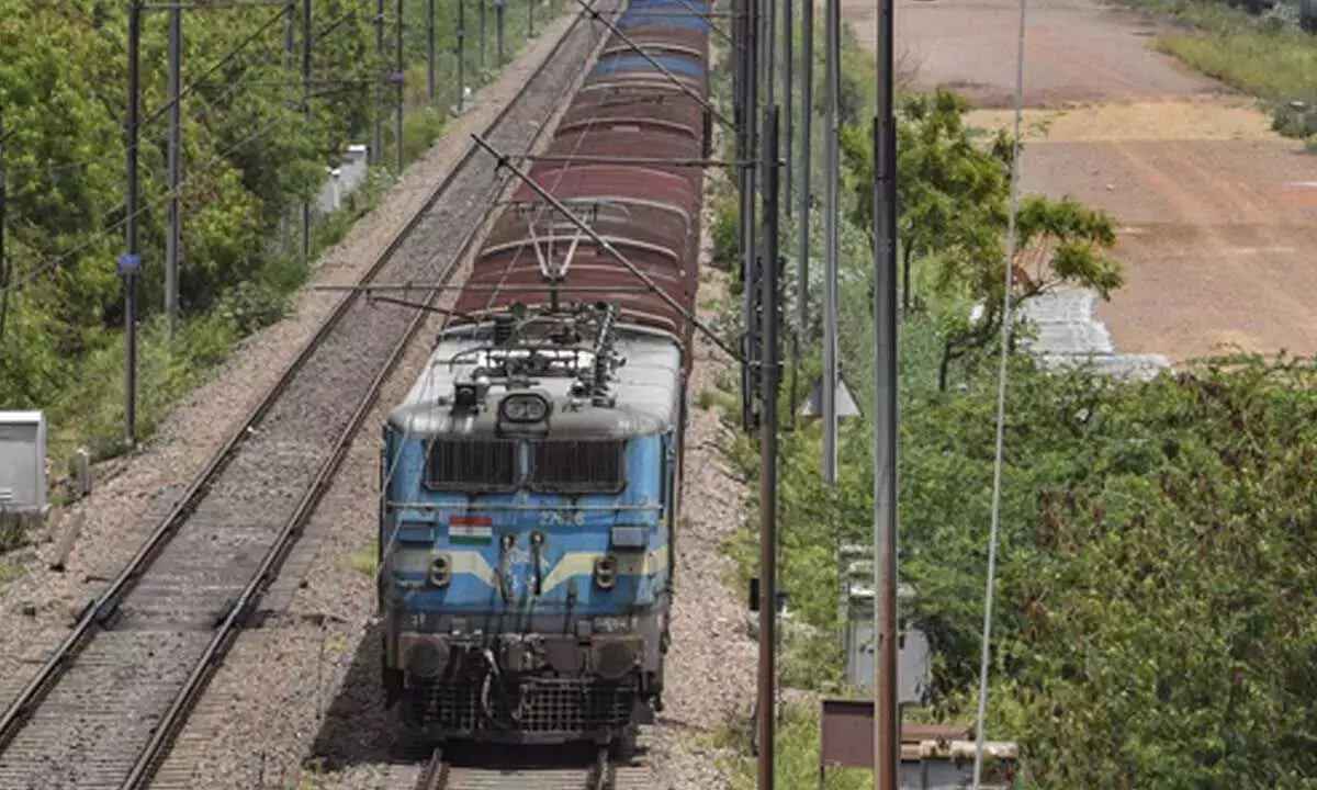 भारतीय रेलवे  2.4 लाख करोड़ रुपये का रिकॉर्ड राजस्व अर्जित किया