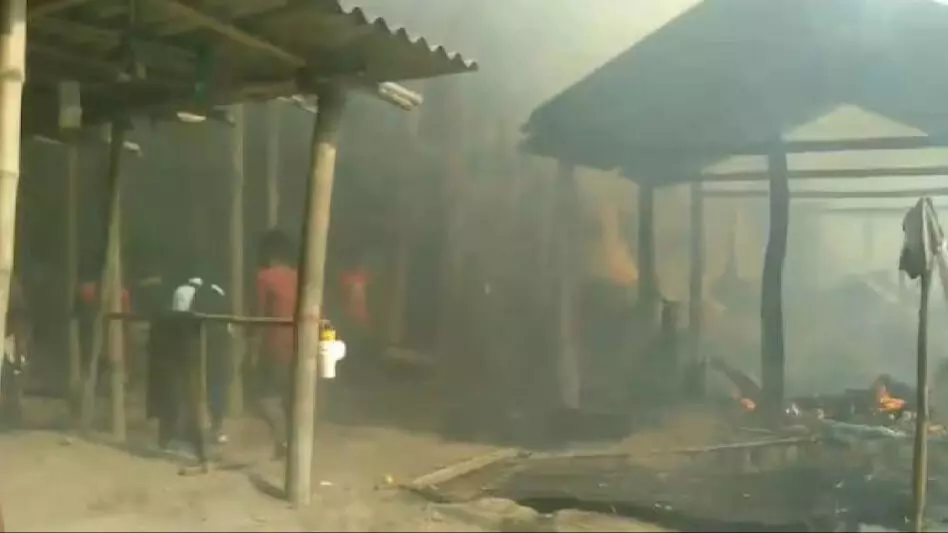 असम हाउली में दो बार लगी आग ने घरों को अपनी चपेट में ले लिया, समुदाय ने समर्थन में रैलियां निकालीं