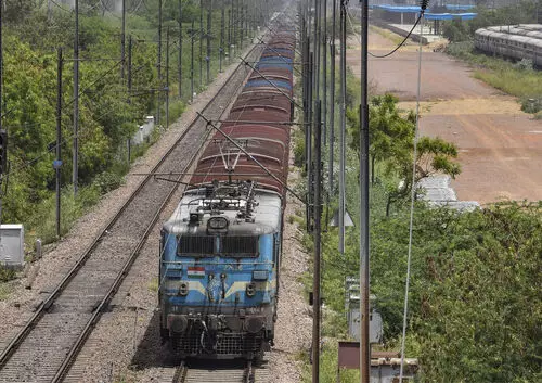 Indian Railway: भारतीय रेल ने 2.4 लाख करोड़ का रिकॉर्ड राजस्व किया हासिल