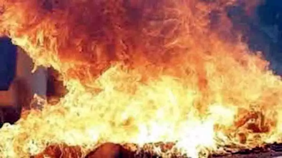 Srinagar : भीषण आग में तीन आरा मिलें,  प्लास्टिक फर्नीचर इकाई जलकर खाक