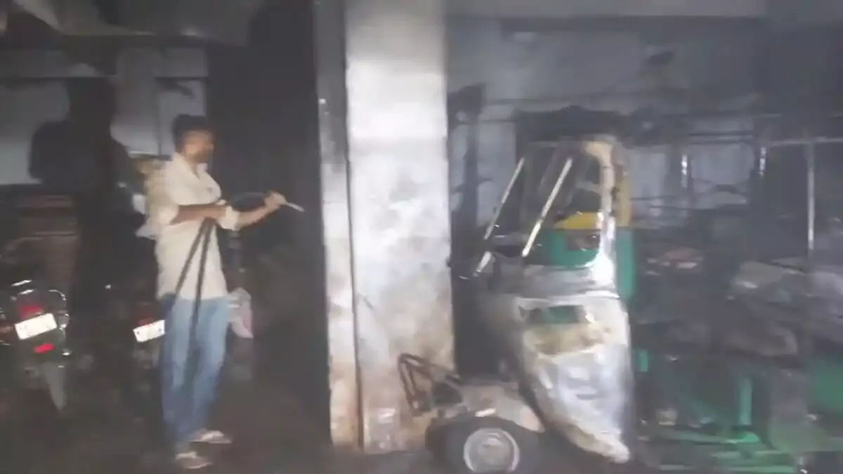 अहमदाबाद के फतेवाड़ी स्थित एक अपार्टमेंट में लगी भीषण आग, 40 से ज्यादा गाड़ियां जलकर खाक