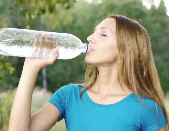 अगर पीते है बोतल से पानी तो हो जाइये सावधान