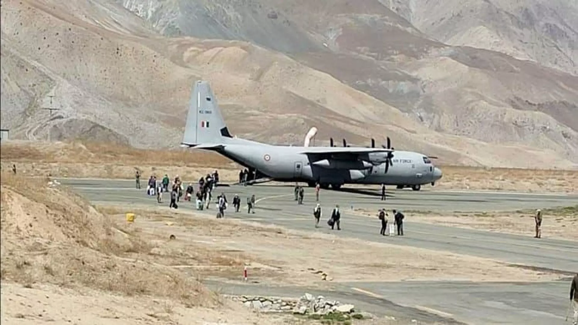 IAF विमान द्वारा फंसे 348 यात्रियों को एयरलिफ्ट किया गया