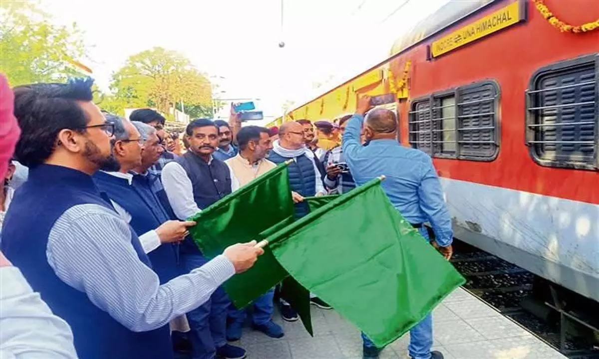द्विसाप्ताहिक ऊना-इंदौर एक्सप्रेस ट्रेन को दिखाई हरी झंडी