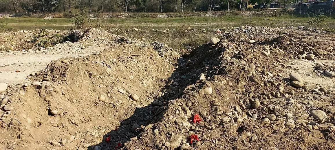 अवैध खनन गतिविधियों को रोकने के लिए सिंचाई विभाग ने खाई खोदी