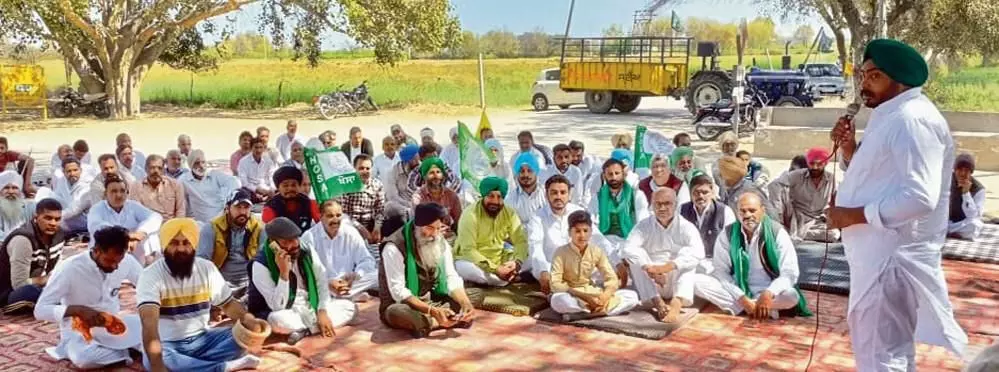 किसानों ने किया नहर बंदी का विरोध, अबोहर-हनुमानगढ़ हाईवे जाम किया