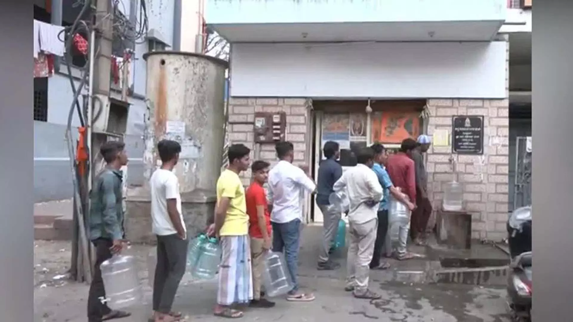 बेंगलुरु: सूखे के संकट के बीच निवासी पीने के पानी की कमी