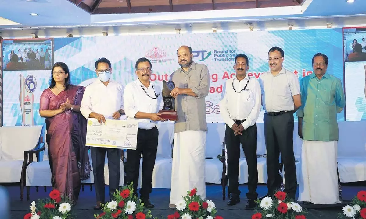 केरल के मंत्री ने विकास और प्रबंधन में उत्कृष्टता के लिए सर्वश्रेष्ठ सार्वजनिक उपक्रमों को पुरस्कार वितरित किए