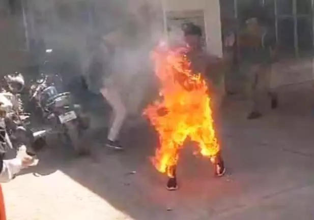 SP ऑफिस के बाहर खुद को आग लगाने वाले युवक ने तोड़ा दम, मचा हड़कंप, देखें मंजर