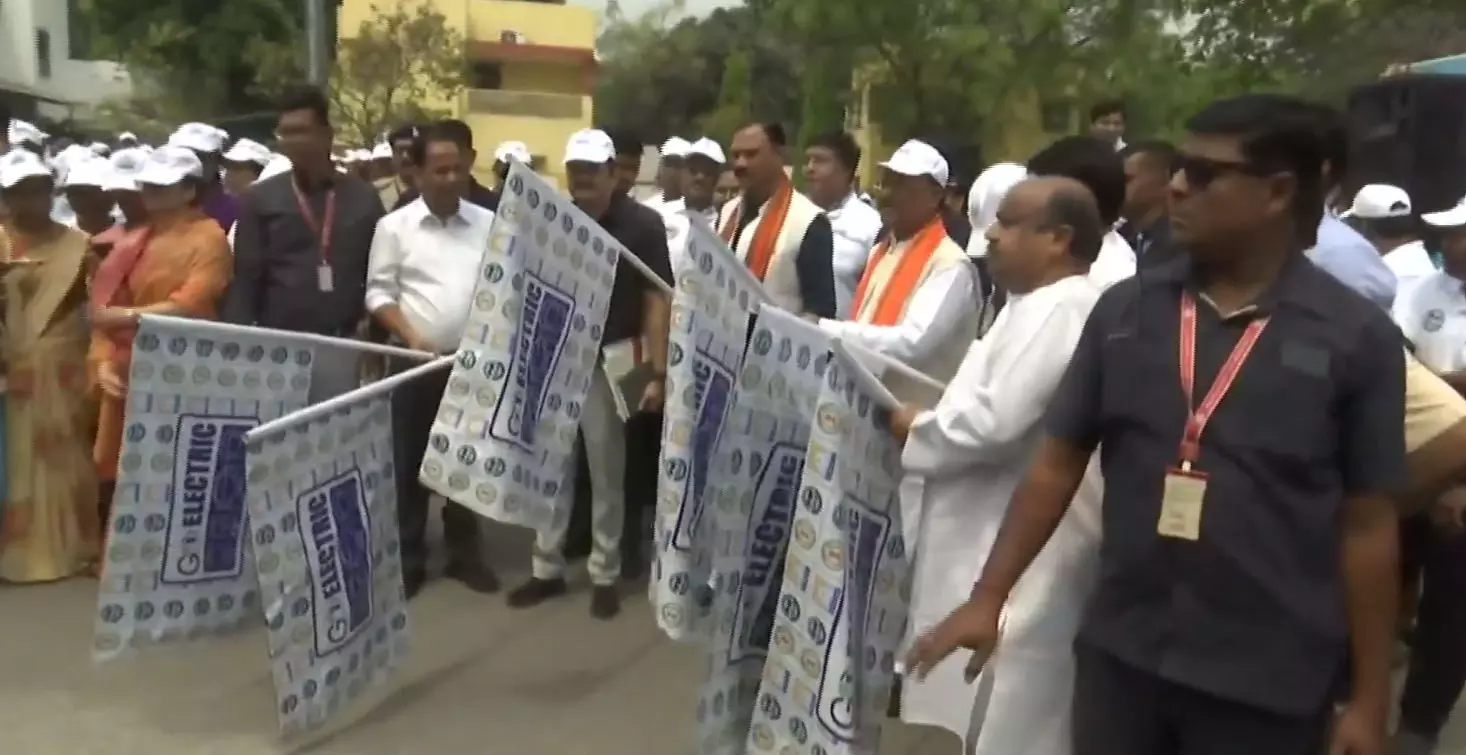 मुख्यमंत्री विष्णुदेव साय ने इलेक्ट्रिक व्हीकल को झंडी दिखाकर रोड शो का किया शुभारंभ