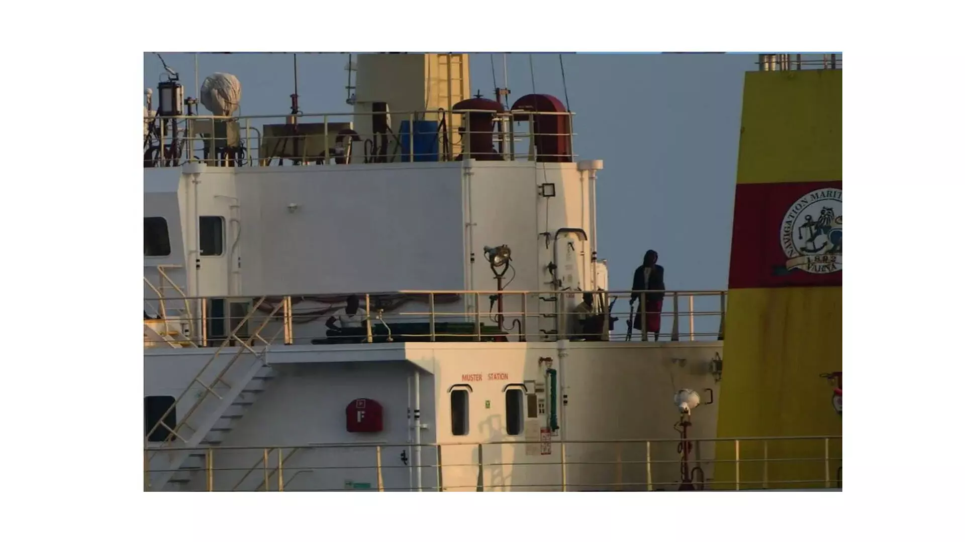 भारतीय नौसेना ने सोमाली समुद्री डाकुओं के अपहरण के प्रयास को विफल किया