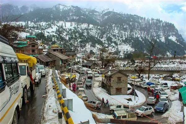 बर्फबारी और बारिश के कारण हिमाचल प्रदेश में 4 राष्ट्रीय राजमार्ग, 279 सड़कें बंद
