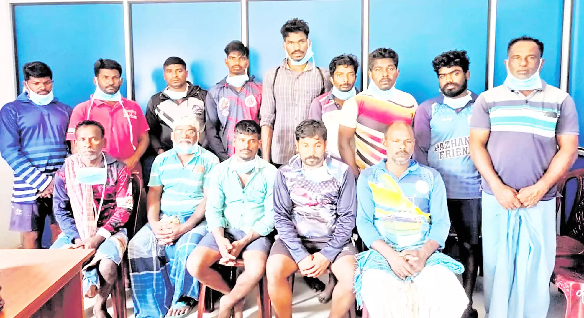 श्रीलंकाई नौसेना ने अवैध शिकार के आरोप में पुडुचेरी के 12 और तमिलनाडु के तीन मछुआरों को गिरफ्तार किया