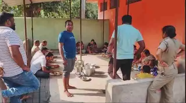 टिटिलागढ़ से भागे दोषी: जेल के सामने मंदिर में खाना परोसते मिले