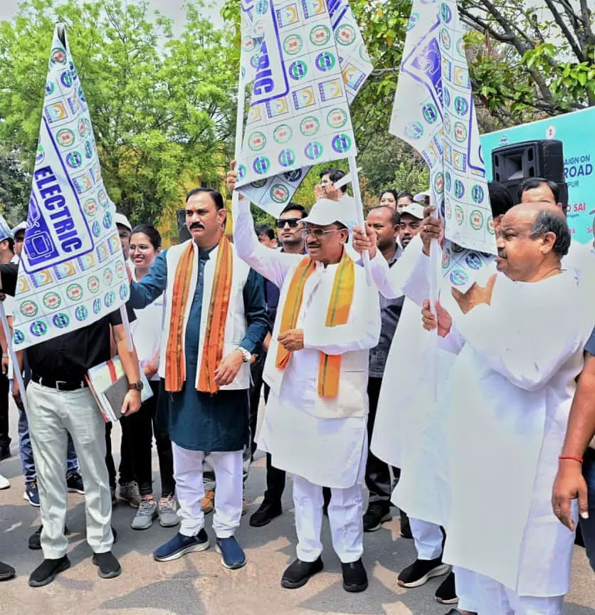 मुख्यमंत्री विष्णुदेव साय ने इलेक्ट्रिक वाहन रैली को झंडी दिखाकर रोड शो का किया शुभारंभ