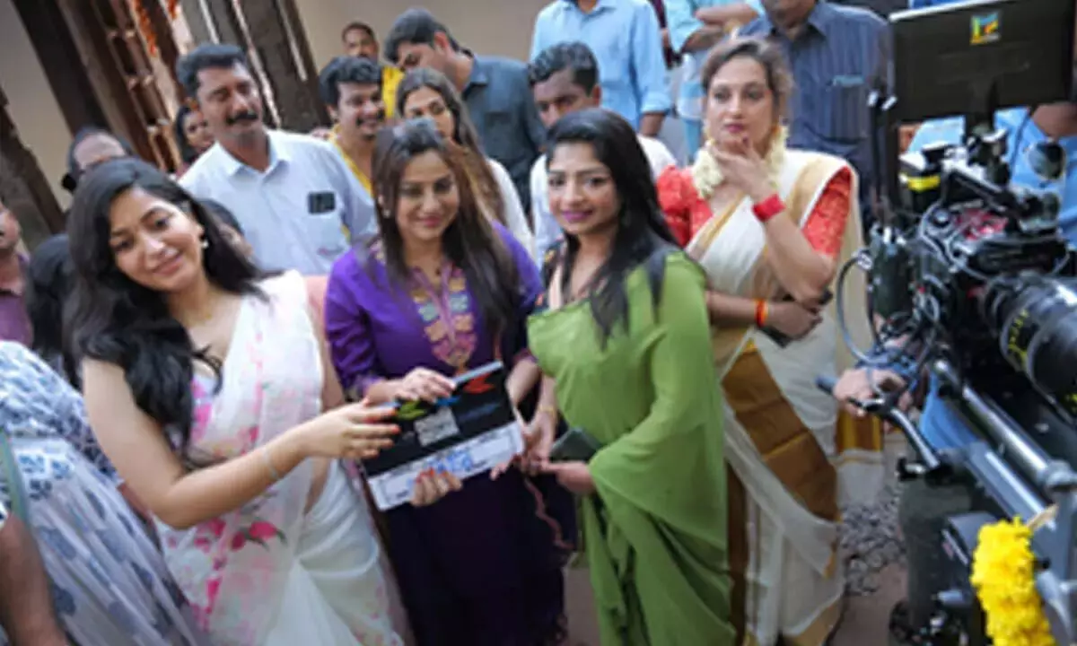 आरती गायत्री देवी ने मलयालम फिल्म निर्देशक के रूप में शुरुआत की