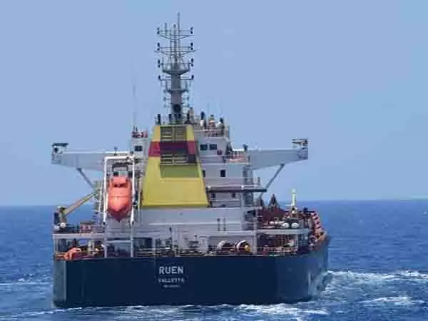 भारतीय नौसेना ने सोमाली समुद्री डाकुओं के अपहरण के प्रयास को विफल किया