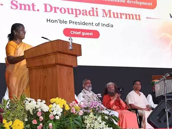 राष्ट्रपति मुर्मू ने विविध धार्मिक नेताओं को एकजुट करते हुए वैश्विक आध्यात्मिकता महोत्सव की शोभा बढ़ाई