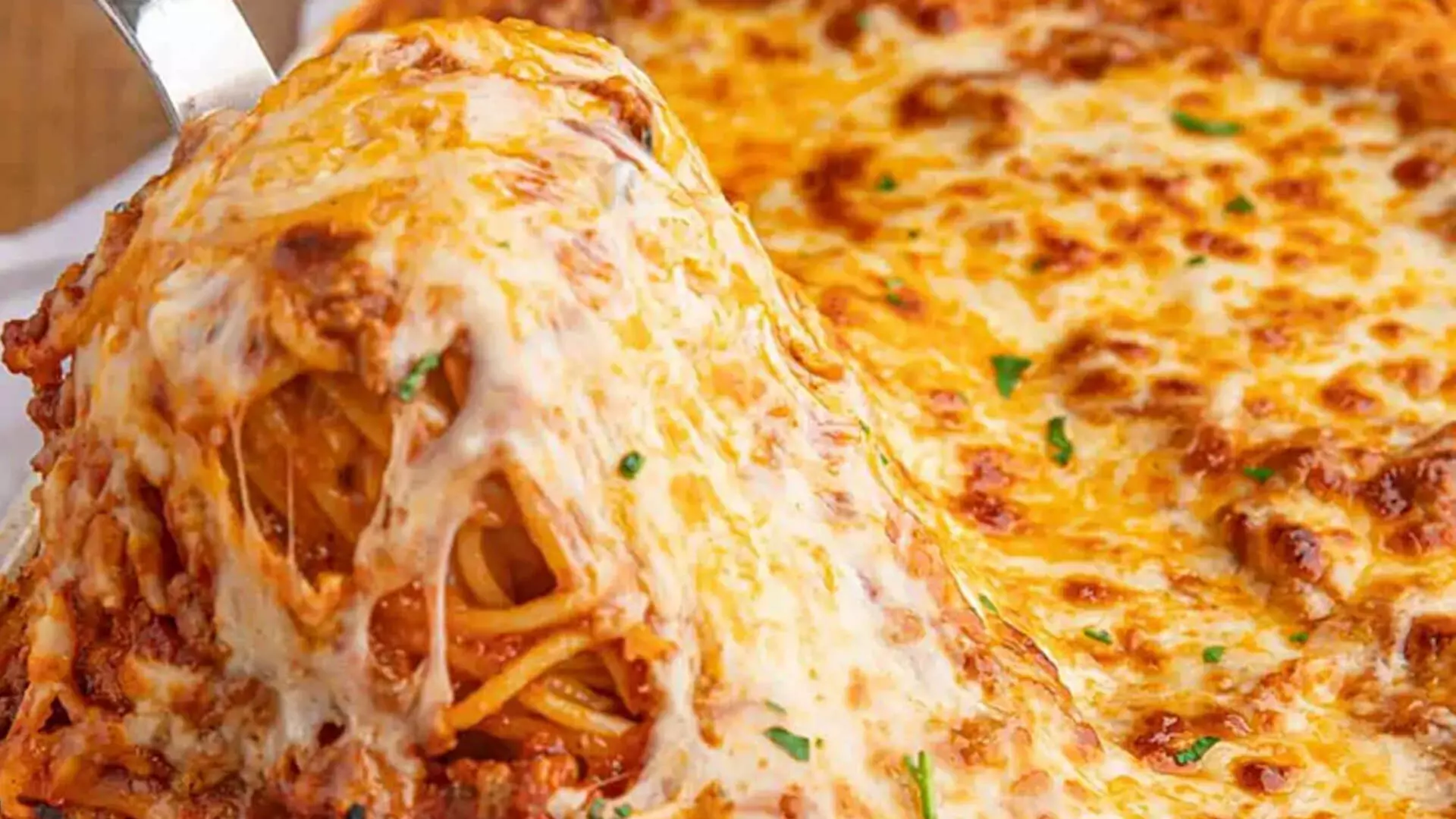 एक आरामदायक और स्वादिष्ट पास्ता डिश बेक्ड स्पेगेटी