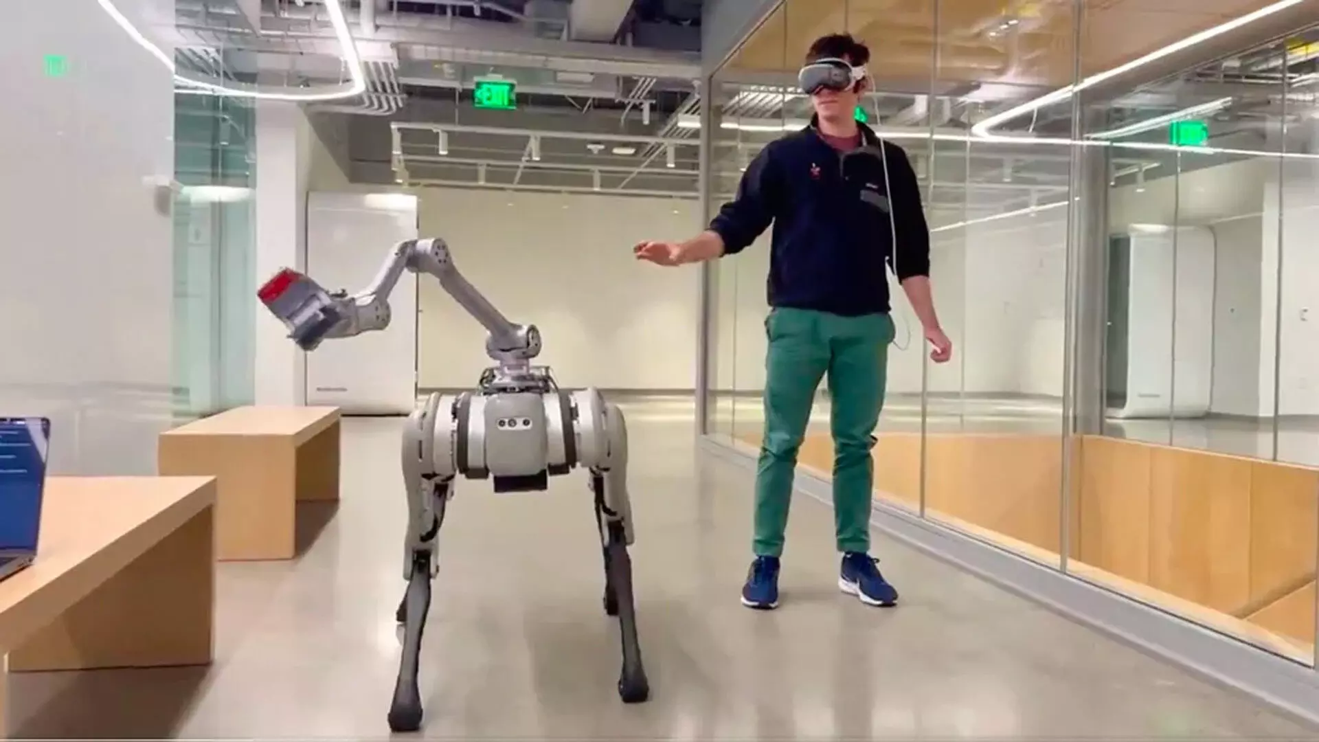 एप्पल विज़न प्रो पहनकर वैज्ञानिकों ने हाथों से कंट्रोल किया रोबोट, वीडियो