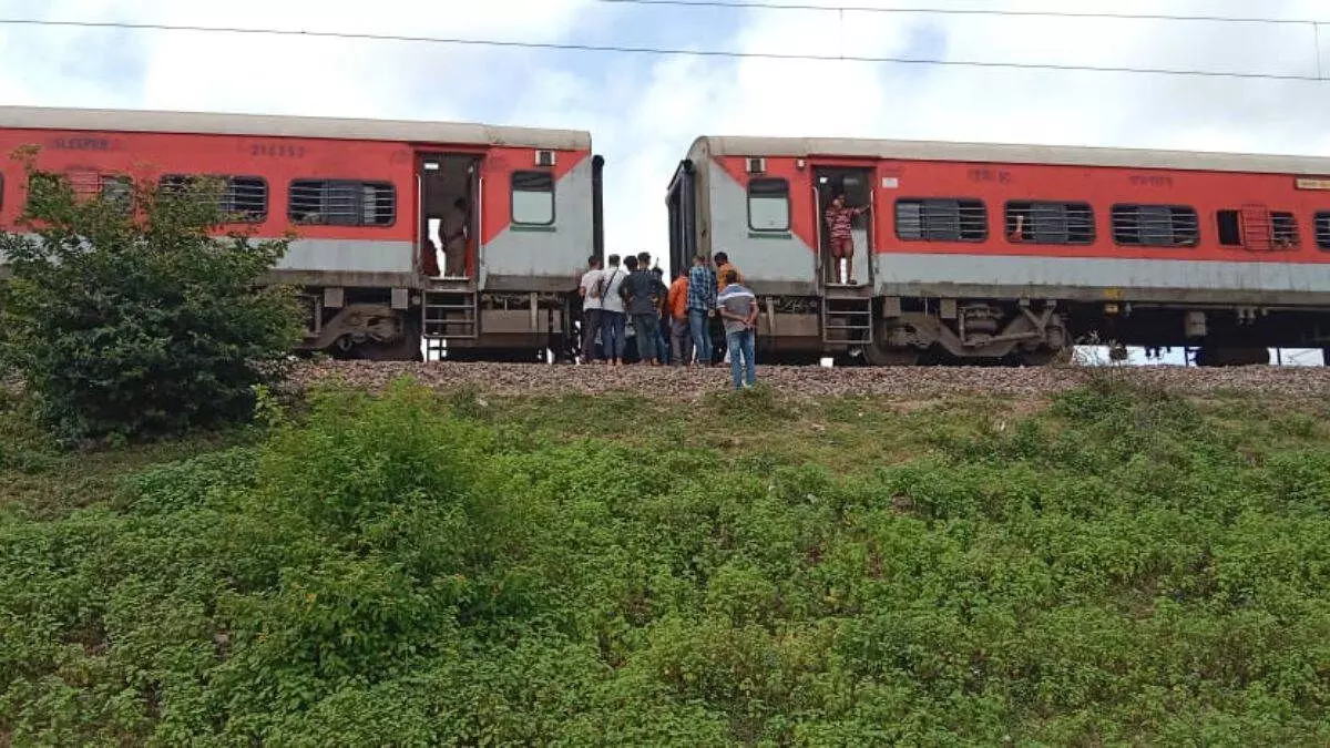 मध्य प्रदेश में कपलिंग टूटने के बाद दो हिस्सों में बंटी चलती ट्रेन