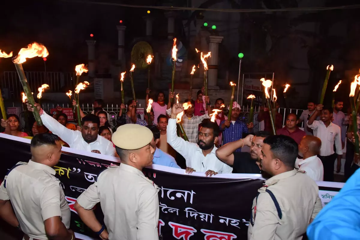 नागांव जिले में सीएए के कार्यान्वयन के खिलाफ मशाल रैली निकाली